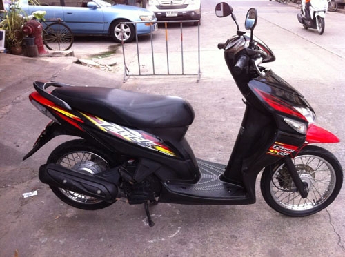 click ปี 50 คอมบายเบรค สี แดง ดำ รถบ้าน สภาพสวย เดิมๆ เครื่องแน่น เอกสารพร้อม