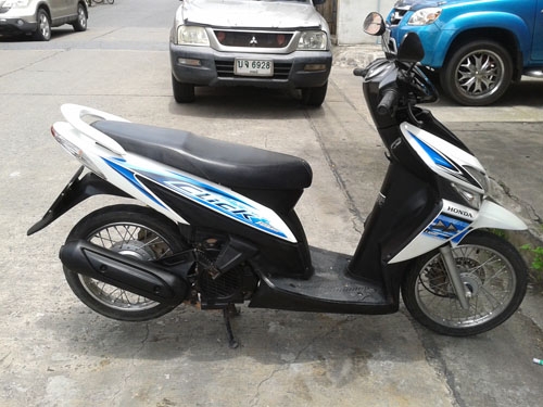 click ปี49 สีขาว ฟ้า รถบ้าน สภาพเดิม เครื่องแน่น ไม่มีควันขาว ไม่หลวมเครื่องฟิตๆ ภายนอกตามรูป มีเล่ม เอกสารครบ ราคาถูกๆ