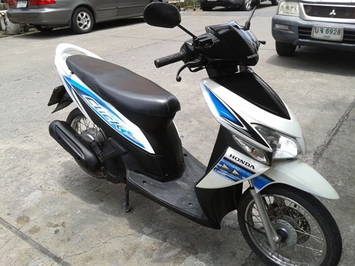 click ปี49 สีขาว ฟ้า รถบ้าน สภาพเดิม เครื่องแน่น ไม่มีควันขาว ไม่หลวมเครื่องฟิตๆ ภายนอกตามรูป มีเล่ม เอกสารครบ ราคาถูกๆ