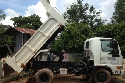 HINO FC 3J - 175 HP JO7C หกล้อดั๊มพ์ กระบะดั๊มพ์เหล็ก 4 ตันความยาว 3.60 เมตรสภาพสวย เครื่องแห้งแรงดีเดิมๆ หัวเก๋งสมอเงิน ภายในเก๋งคอนโซลสวยครบพร้อม แอร์เย็น พวงมาลัยเพาเวอร์ ระบบเบรคทริ๊ปฟี้ครบครัน ช่วงล่างใหญ่คัชซีสวยมากไม่มีดาม ยาง 8.25 ขอบ 16 สภาพดี 70