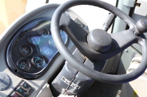 รถตักใหม่ขนาด 2 คิวยี่ห้อ WORLD W136 แกร่งเหนือใคร ราคาสุดคุ้ม คุณภาพที่เราคัดสรรมาอย่างดี รับประกันให้ 1 ปีพร้อมเปลี่ยนถ่านน้ำมันเครื่องให้ 2 ครั้ง