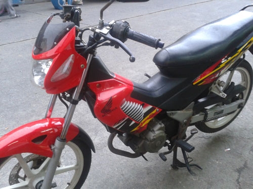 SONIC  ปี46 ไมล์ขาว สีแดงดำ สตาร์ทมือ ล้อแม็คขาว เครื่องดี เอกสารครบ  ชุดสีสดเครื่องเดิมทุกชิ้น ท้าให้มาลองขับค่ะ