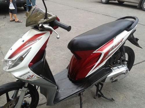 ICON ปี 52  สีแดง ขาว ล้อแม็ก เครื่องเดิมๆเอกสารครบ ชุดสีสดรถสวยจ้า