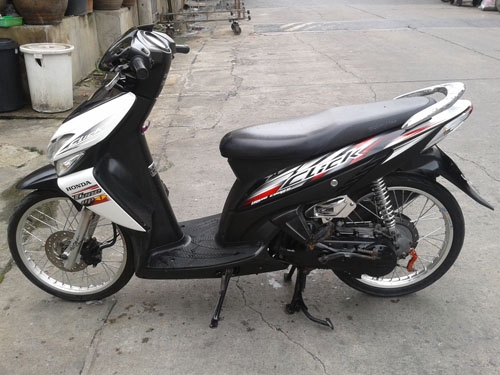 Click ปี 50 สีขาว ดำ แดง รถเดิมๆ เครื่องแน่นๆ ชุดสีสด ไม่หอน ไม่มีควันขาว มีเล่ม เอกสารครบ ภาษีขาด 3 ปี ราคาเบาๆ ทดลองขับได้จ้า