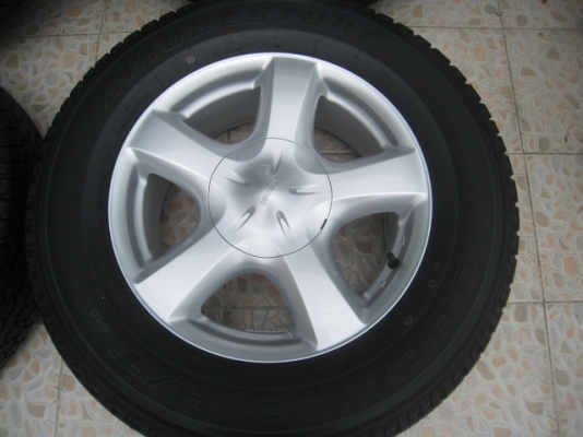 ขายล้อแม็ก All new Isuzu D-max ป้ายแดง 17"x7" et33 6รู139 + ยางปี 13 สนใจติดต่อเล็กคลองสามครับ (081-3747940)