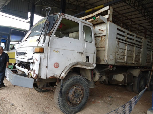 รถ 10ล้อนิสสัน30M 2เพลาดัมพ์ 225แรง