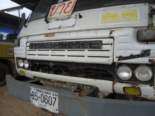 รถ 10ล้อนิสสัน30M 2เพลาดัมพ์ 225แรง