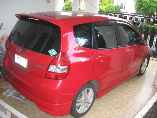 ขายรถบ้านสภาพดีมาก Honda Jazz IDSI ตัว Top สีแดง ปี 2548 ขายรถบ้านสภาพดีมาก Honda Jazz IDSI ตัว Top สีแดง ปี 2548