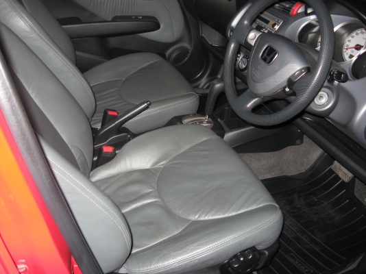 ขายรถบ้านสภาพดีมาก Honda Jazz IDSI ตัว Top สีแดง ปี 2548 ขายรถบ้านสภาพดีมาก Honda Jazz IDSI ตัว Top สีแดง ปี 2548