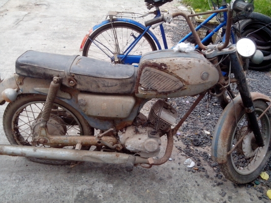 ขายรถเก่าในตำนาน รุ่นอะไรก้ไม่รู้ช่วยบอกที 7500 บาท