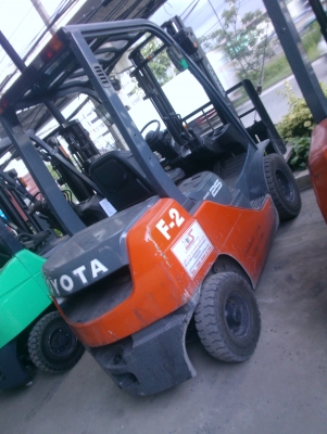 ขายรถฟอร์คลีฟท์ TOYOTA 8FD25 เสา3เมตร ดีเซลออโต้ปี2008,2443 ชม.สภาพดีมากๆๆ รถนอกนำเข้า ติดต่อมานะ 085-9049669