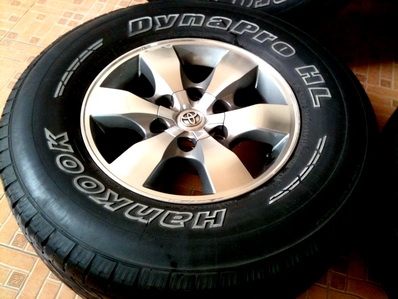 แม็กซ์และยางฟอร์จูนเนอร์ ขอบ16 นิ้ว ขนาด 265-70-16 Hankook 09 สภาพยางตามรูปเลยครับ วิ่งได้ปกติ เพิ่งถอดเปลี่ยนแม็กซ์ชุดใหม่ ราคาต่อรองได้ แม็กซ์และยางฟอร์จูนเนอร์ ขอบ16 นิ้ว ขนาด 265-70-16 Hankook 09 สภาพยางตามรูปเลยครับ วิ่งได้ปกติ เพิ่งถอดเปลี่ยนแม็กซ์ชุดใหม่ ราคาต่อรองได้