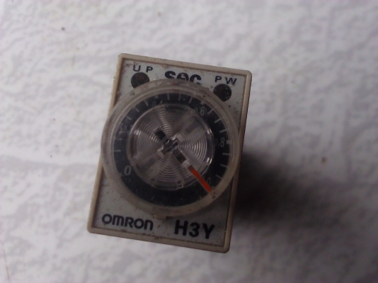 ตัวตั้งเวลาตั้วเล็ก omron .ใช้ไฟ 24 V.ตั้งเวลาได้ 0 - 100 วินาทีใช้ง่าย มีโหมดการทำงานเดียว