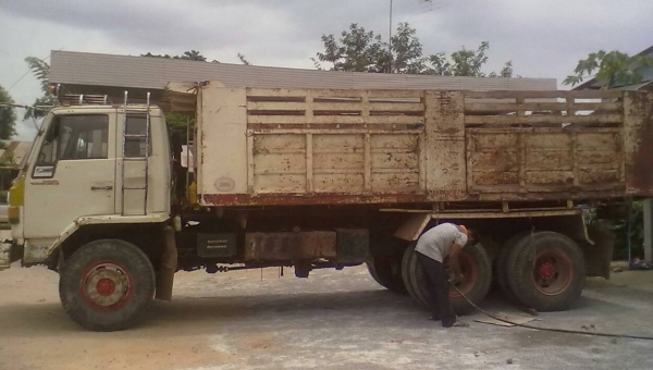 ISUZU ROCKY FXZ 210 HP 6SA1 สิบล้อดั๊มพ์ 2 เพลา กระบะดั๊มพ์เหล็ก 12 ตันสภาพดีไม่มีผุกร่อน เครื่องแน่นแรงดี ภายในเก๋งคอนโซลครบพร้อม พวงมาลัยเพาเวอร์ ระบบเบรคทริ๊ปฟี้ครบ ช่วงล่างคัชซีไม่มีบวม ยางสภาพดี 70\% พร้อมบรรทุกพร้อมใช้งาน เอกสารทะเบียนครบพร้อมโอน ราค