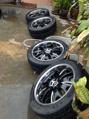 ขายแม็กขอบ 22 พร้อมยาง 285/45/22 ปี 12 ถูกๆ 29900 บาท โทร 085-2138270 เอ็มคับ