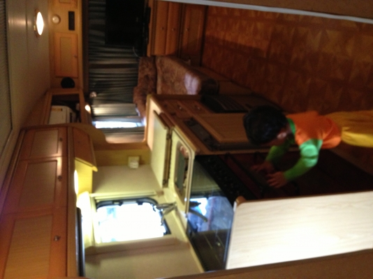 ขายรถบ้าน CARAVAN  นำเข้าจากอังกฤษ ภายในสวยๆมีห้องน้ำ ห้องครัว ที่นั่งเล่น ที่นอน มีแอร์ ทีวี UBC ครบ ขายถูก ราคา 400000 บาท โทร 085-2138270 เอ็มคับ
