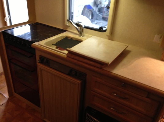 ขายรถบ้าน CARAVAN  นำเข้าจากอังกฤษ ภายในสวยๆมีห้องน้ำ ห้องครัว ที่นั่งเล่น ที่นอน มีแอร์ ทีวี UBC ครบ ขายถูก ราคา 400000 บาท โทร 085-2138270 เอ็มคับ