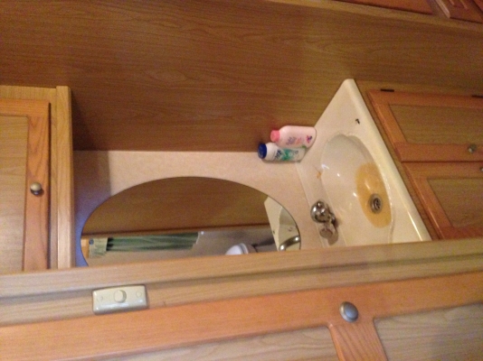 ขายรถบ้าน CARAVAN  นำเข้าจากอังกฤษ ภายในสวยๆมีห้องน้ำ ห้องครัว ที่นั่งเล่น ที่นอน มีแอร์ ทีวี UBC ครบ ขายถูก ราคา 400000 บาท โทร 085-2138270 เอ็มคับ