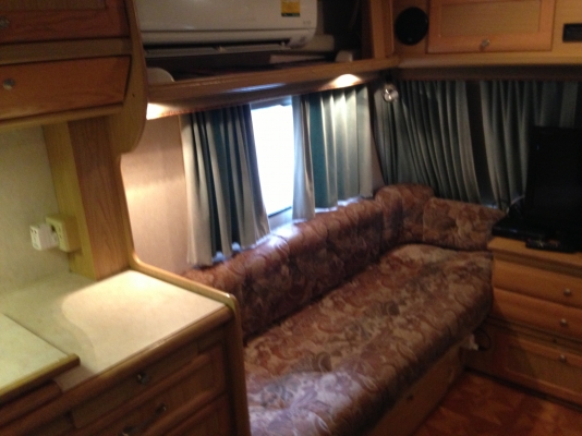 ขายรถบ้าน CARAVAN  นำเข้าจากอังกฤษ ภายในสวยๆมีห้องน้ำ ห้องครัว ที่นั่งเล่น ที่นอน มีแอร์ ทีวี UBC ครบ ขายถูก ราคา 400000 บาท โทร 085-2138270 เอ็มคับ