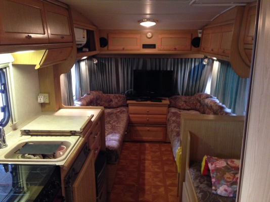 ขายรถบ้าน CARAVAN  นำเข้าจากอังกฤษ ภายในสวยๆมีห้องน้ำ ห้องครัว ที่นั่งเล่น ที่นอน มีแอร์ ทีวี UBC ครบ ขายถูก ราคา 400000 บาท โทร 085-2138270 เอ็มคับ