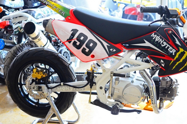 ลดล้าง    ครื่องสูตร LIFAN 125CC แรงด้วยเครื่องที่มีแรงบิดสูง ยกล้อง่ายๆ เฟรมถักรับแรงกระแทกได้สบาย กระโดดได้ โช็คหน้าหัวกลับ ท่อสูตรแต่ง และล้อ อลูมิเนียม น้ำหนักเบา ขี่ง่ายคล่องตัว โปรโมชั่น สุดท้าย เหลือเพียงไม่กี่คัน อย่ารอช้า 275