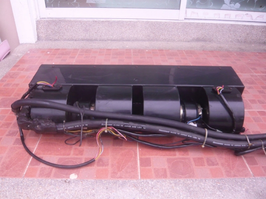 ขายตู้แอร์หน้าปรับได้แบบสี่ช่อง YOKOHAMA