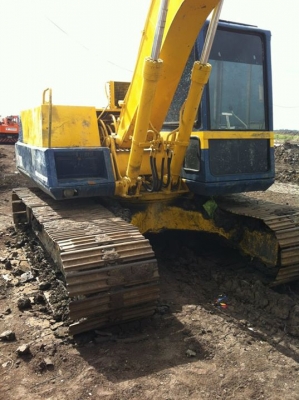 ขายแม็กโค KOMATSU PC120 รุ่น 3 พร้อมใช้งาน ถูกๆไปเลยจอดไว้ไม่ค่อยได้ใช้ เส็ดงานแล้วเลยขาย ถูกๆไป 460000 บาท โทร 081-8097225 พิมล 085-2138270 เอ็ม