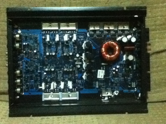 ขายแอมป์ worldtech รุ่น WT-4009(4ch) ขายถุกๆ 1300.-