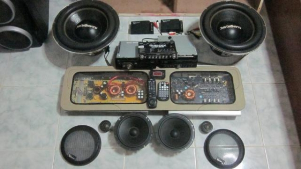 ขายชุดเครื่องเสียงรถยนต์พร้อมตู้ 9500 บาท