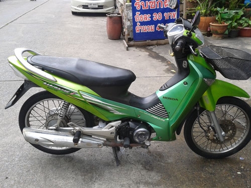 wave 125 i ปี 49 สตาร์ทมือ สีเขียว รถสวยตั้งขายได้เลย สภาพเดิมๆ  เครื่องแน่น ไม่หลวม ไม่มีควันขาว  มีเล่มพร้อม ราคานี้คุ้มมาก