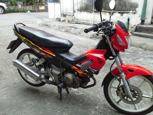 SONIC  ปี46 ไมล์ขาว สีแดงดำ สตาร์ทมือ ล้อแม็คขาว เครื่องดี เอกสารครบ  ชุดสีสดเครื่องเดิมทุกชิ้น ท้าให้มาลองขับค่ะ