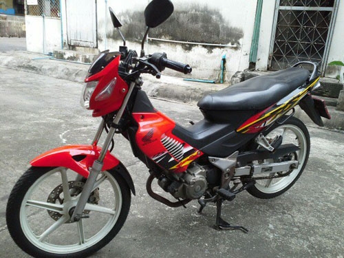 SONIC  ปี46 ไมล์ขาว สีแดงดำ สตาร์ทมือ ล้อแม็คขาว เครื่องดี เอกสารครบ  ชุดสีสดเครื่องเดิมทุกชิ้น ท้าให้มาลองขับค่ะ