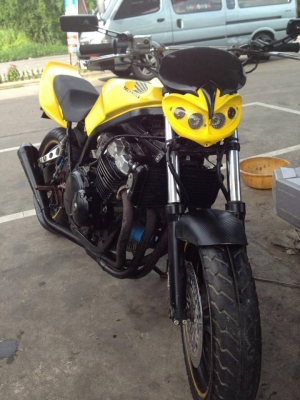 ขายด่วน honda 400 มีสำเนาทะเบียนแท้ต่อภาษีได้ครับเครื่องดีแรงพร้อมใช้งาน ส่งได้ครับ