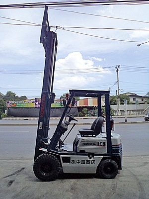 ขายรถยกโคมัสสึ 1.5 ตัน รุ่น15 เครื่องเบนซิน แผงงาสไลด์  กระบอกคู่  เสาสูง 3 เมตร  ยางตันใหม่ พวงมาลัยเพาเว่อร์  สีเดิมจากนอก นำเข้าจากญี่ปุ่น ใช้งานได้ทันที