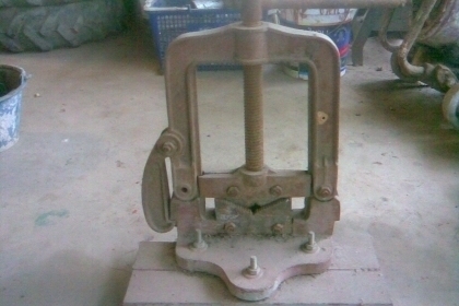 ตัวจับท่อขนาด 5-6 นิ้วตัวใหญ่สภาพพร้อมใช้งานครับเดิมๆครับขนาดประมาณ 5-6  นิ้วครับสวยๆครับราคานี้คุ้มครับใช้ยาวครับไม่ต้องเบิกใหม่ครับ