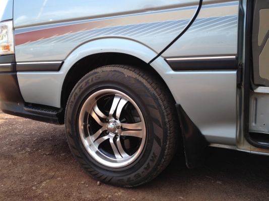 ขายด่วนรถตู้บ้านแท้ๆ ไม่ค่อยได้ใช้เจ้าของขายเอง toyota ปี 2000 สภาพเดิมๆบางๆทั้งสีและสติ๊กเกอร์แท้ทั้งคันพร้อมเครื่องเสียง แม็ก 15&quot; แอร์เย็นฉ่ำเบาะ VIP.10ที่นั่ง