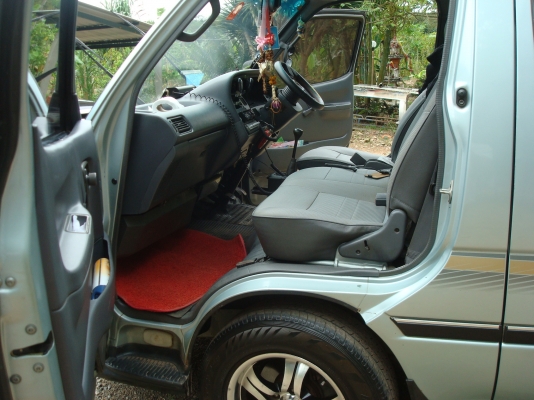 ขายด่วนรถตู้บ้านแท้ๆ ไม่ค่อยได้ใช้เจ้าของขายเอง toyota ปี 2000 สภาพเดิมๆบางๆทั้งสีและสติ๊กเกอร์แท้ทั้งคันพร้อมเครื่องเสียง แม็ก 15&quot; แอร์เย็นฉ่ำเบาะ VIP.10ที่นั่ง