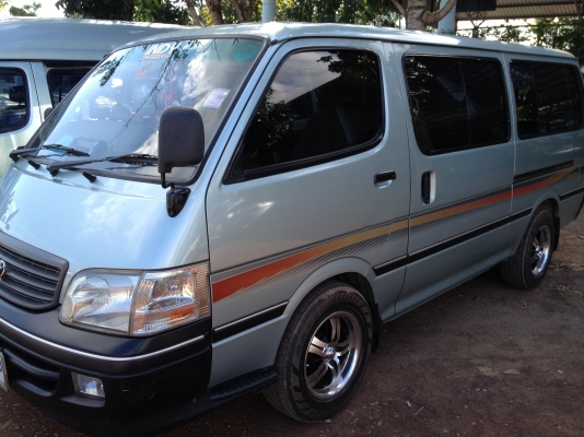 ขายด่วนรถตู้บ้านแท้ๆ ไม่ค่อยได้ใช้เจ้าของขายเอง toyota ปี 2000 สภาพเดิมๆบางๆทั้งสีและสติ๊กเกอร์แท้ทั้งคันพร้อมเครื่องเสียง แม็ก 15&quot; แอร์เย็นฉ่ำเบาะ VIP.10ที่นั่ง