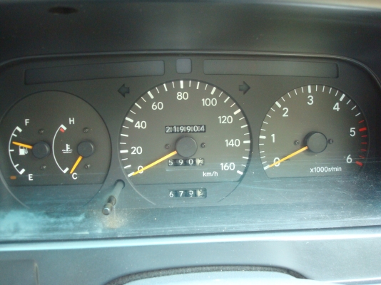 ขายด่วนรถตู้บ้านแท้ๆ ไม่ค่อยได้ใช้เจ้าของขายเอง toyota ปี 2000 สภาพเดิมๆบางๆทั้งสีและสติ๊กเกอร์แท้ทั้งคันพร้อมเครื่องเสียง แม็ก 15&quot; แอร์เย็นฉ่ำเบาะ VIP.10ที่นั่ง