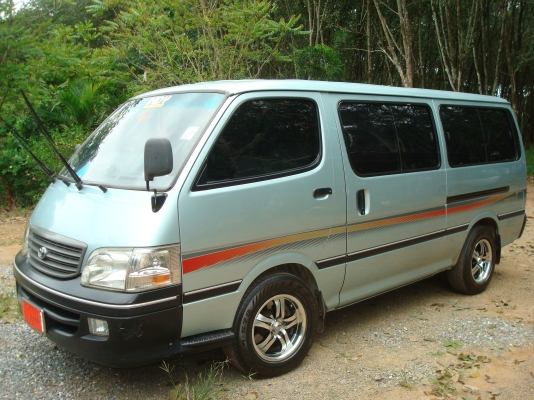 ขายด่วนรถตู้บ้านแท้ๆ ไม่ค่อยได้ใช้เจ้าของขายเอง toyota ปี 2000 สภาพเดิมๆบางๆทั้งสีและสติ๊กเกอร์แท้ทั้งคันพร้อมเครื่องเสียง แม็ก 15&quot; แอร์เย็นฉ่ำเบาะ VIP.10ที่นั่ง