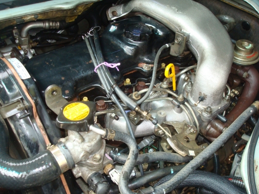 ขายด่วนรถตู้บ้านแท้ๆ ไม่ค่อยได้ใช้เจ้าของขายเอง toyota ปี 2000 สภาพเดิมๆบางๆทั้งสีและสติ๊กเกอร์แท้ทั้งคันพร้อมเครื่องเสียง แม็ก 15&quot; แอร์เย็นฉ่ำเบาะ VIP.10ที่นั่ง