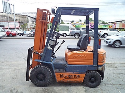 ขายรถยกโตโยต้า 1.5 ตัน รุ่น5 เครื่องเบนซิน  กระบอกคู่ ยางตันใหม่ เสาสูง 3 เมตร  พวงมาลัยเพาเว่อร์  สีเดิมจากนอก นำเข้าจากญี่ปุ่น ใช้งานได้ทันที