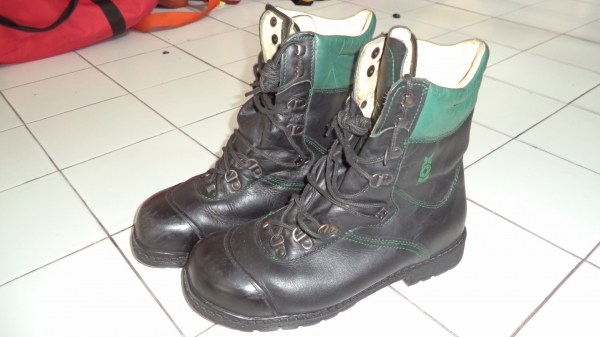 รองเท้าหนังหัวเหล็ก
