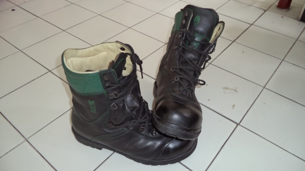 รองเท้าหนังหัวเหล็ก