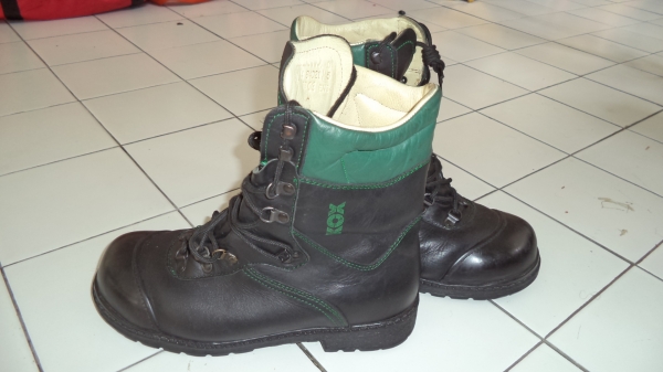 รองเท้าหนังหัวเหล็ก