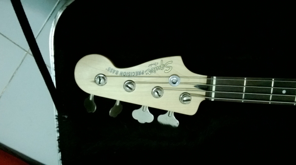 ขาย bass Squier VINTAGE P พร้อมเคสแข็ง