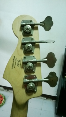 ขาย bass Squier VINTAGE P พร้อมเคสแข็ง