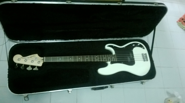 ขาย bass Squier VINTAGE P พร้อมเคสแข็ง