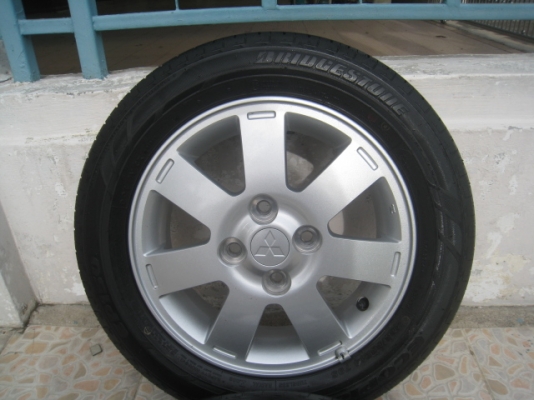 ขายล้อแม็ก Vigo TRD ป้ายแดง 16"x6.5" et40 5รู114.3 + ยาง Bridgestone Duravis r611 215/65r16 สัปดาห์ 21 ปี13 สีหน้ายางเห็นชัด 2 เส้นอีก 2 เส้นเห็นบ้างเล็กน้อยครับ ตุ่มหน้ายางมีทุกเส้นครับ  สนใจติดต่อเล็กคลองสามครับ (081-3747940)   ช่วยกด (ถูกใจ)L