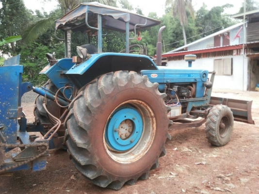 FORD 77 - 1 เพลา เครื่อง T1 รถสวยสภาพดีมากครับพร้อมใช้งาน อุปกรณ์ครบพร้อม มีใบมีดดันหน้า ผานพรวนดิน 3 CMT สภาพดีมากพร้อมใช้งาน เครื่องแห้งแรงดี ระบบไฮดรอลิกส์ไม่แตกไม่เยิ้มแห้งดีทั้งคัน ช่วงล่างแน่นยางสภาพดีหน้าหลังประมาณ 70\% พร้อมใช้งาน เอกสารเล่มทะเบียน